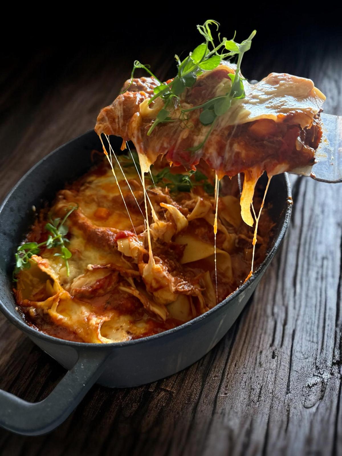 Gratin de pâtes gourmand, fondant et généreux, sorti du four