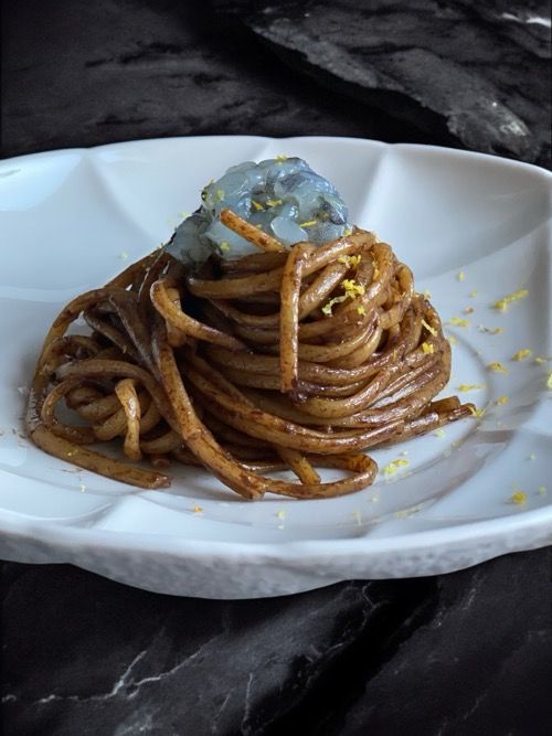 Linguine à l&rsquo;ail noir et tartare de gambas bleues de Nouvelle Calédonie