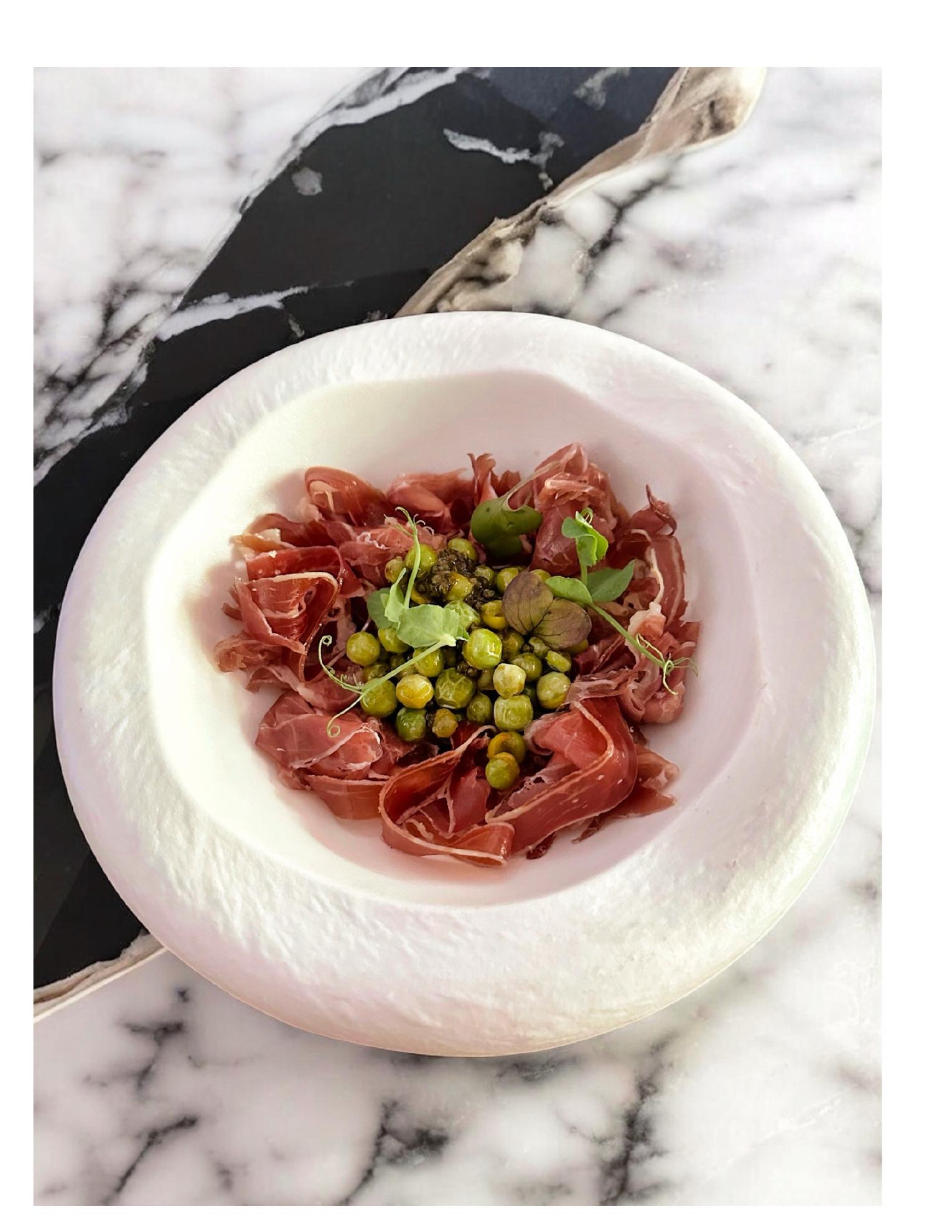 Petits pois, jambon ibérique, caviar et œuf cru
