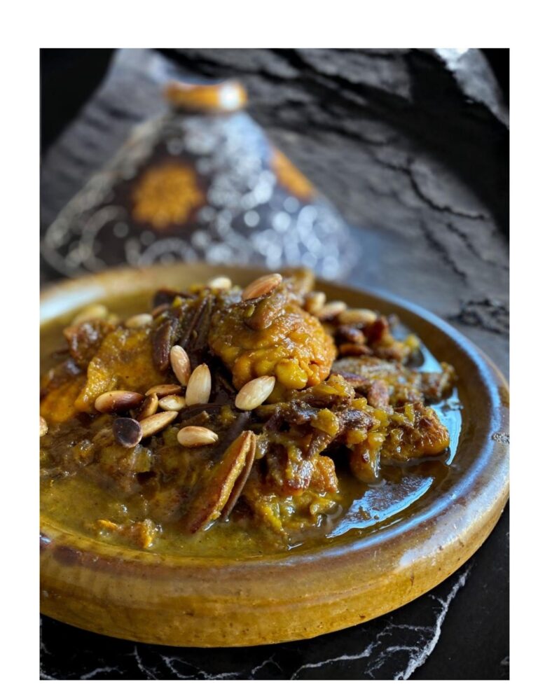 Tajine de poulet aux dattes et aux amandes