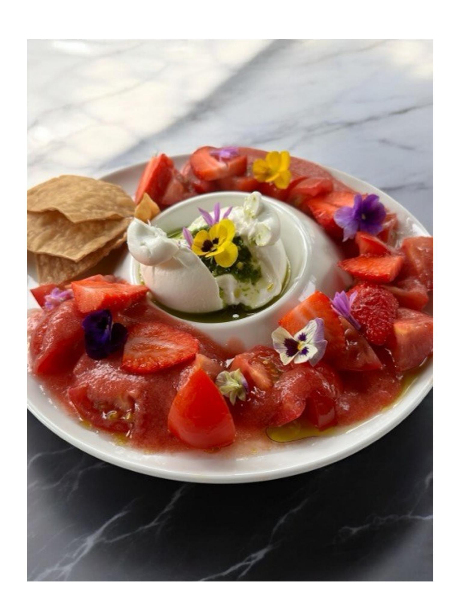 Tomate, burrata et fraises