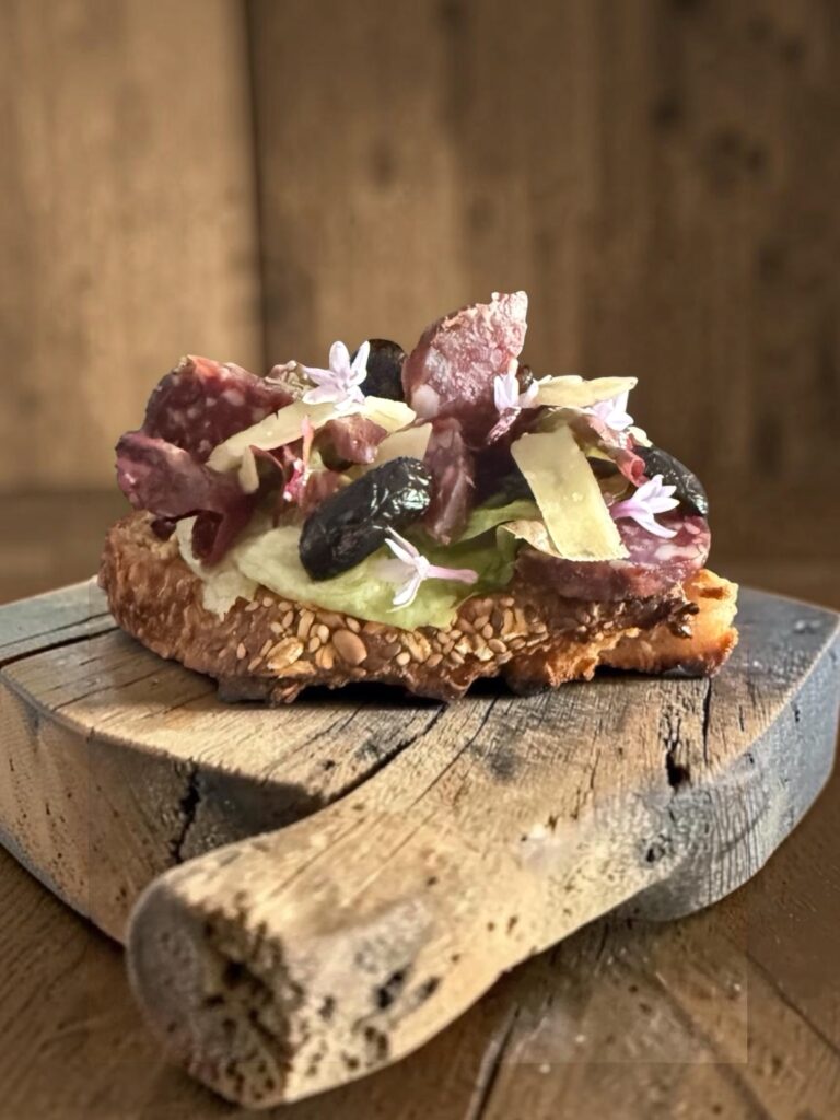 Tartine au saucisson de bison et salers