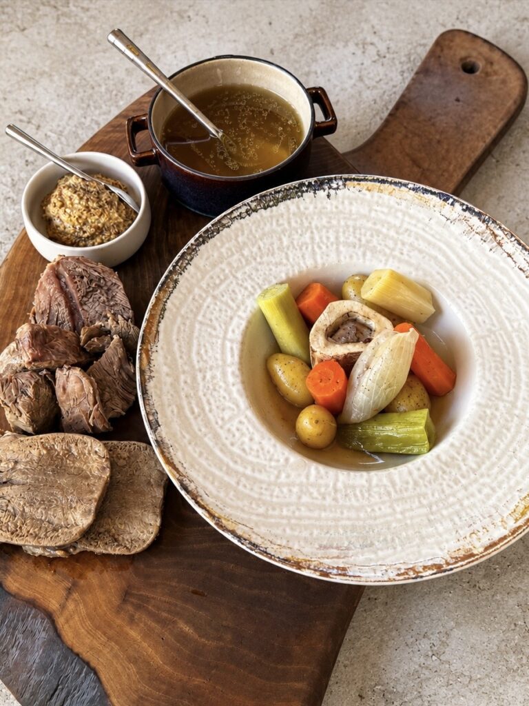Pot-au-feu traditionnel, langue de bœuf et os à moelle