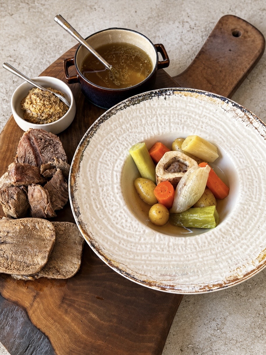 Pot-au-feu traditionnel, langue de bœuf et os à moelle