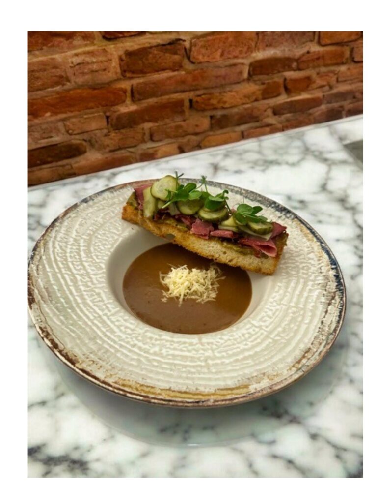 Velours d&rsquo;oignons et sa tartine au pastrami